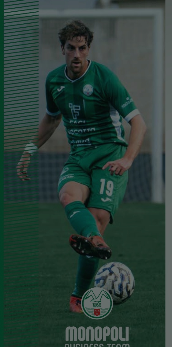 Giovane calciatore del Monopoli in azione