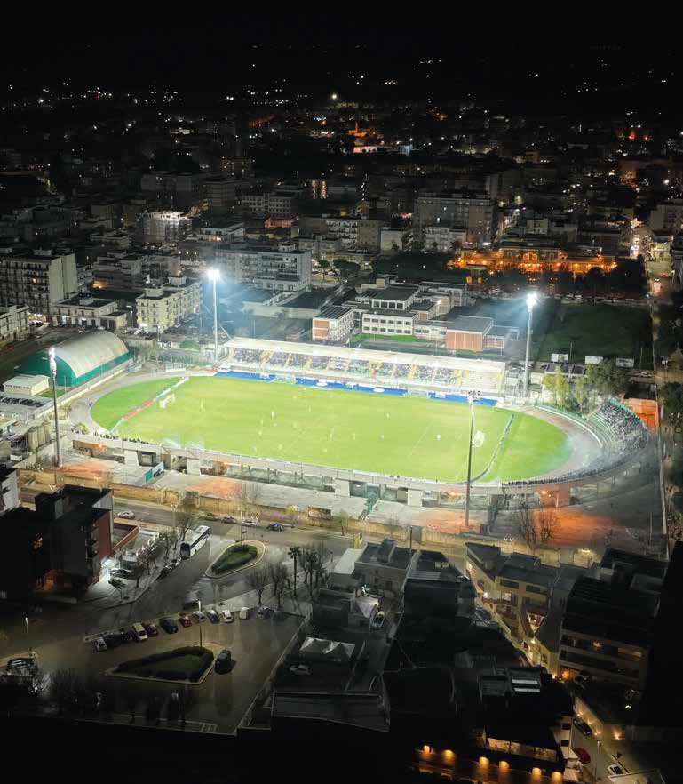 Lo stadio Vito Simone Veneziani illuminato di notte